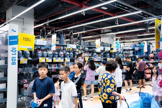 DECATHLON – Tọa độ mua sắm yêu thích của những “tín đồ” thể thao cũng giảm giá tới 50% một số sản phẩm của bộ môn bơi lội, cầu lông, bắn  cung,... cho những phút giây trải nghiệm mùa hè bất tận bên gia đình, bạn bè.