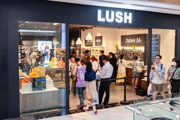 Thương hiệu LUSH đón rất đông khách hàng ghé thăm cửa hàng đầu tiên tại Vincom Center Đồng Khởi với nhiều phần quà hấp dẫn
