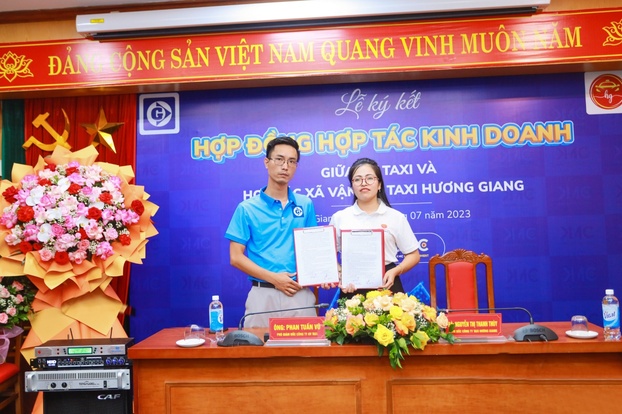 Ông Phan Tuấn Vũ và bà Nguyễn Thị Thanh Thùy ký kết hợp tác
