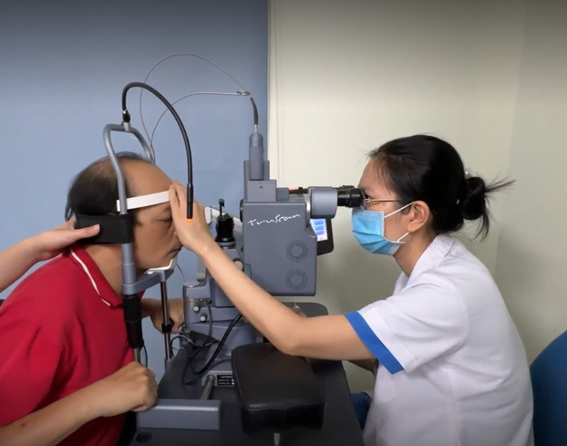 Bác sĩ Lê Thị Phương Thảo (phải) đang điều trị cho bệnh nhân