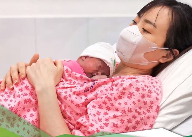Bé gái sinh non nhỏ nhất BV Phụ sản Hà Nội đã trải qua 4 tháng kỳ diệu để khỏe mạnh. Ảnh: BVCC.