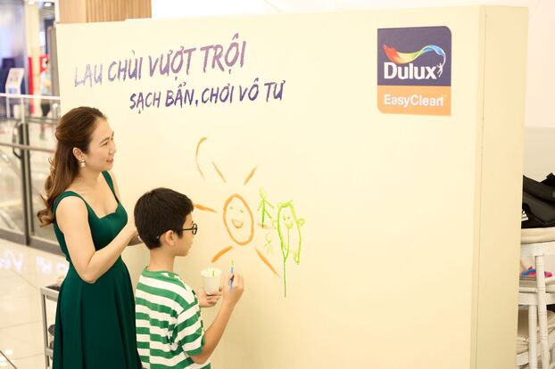 Các bé tham gia trò chơi tại sân chơi mùa hè của Dulux EasyClean
