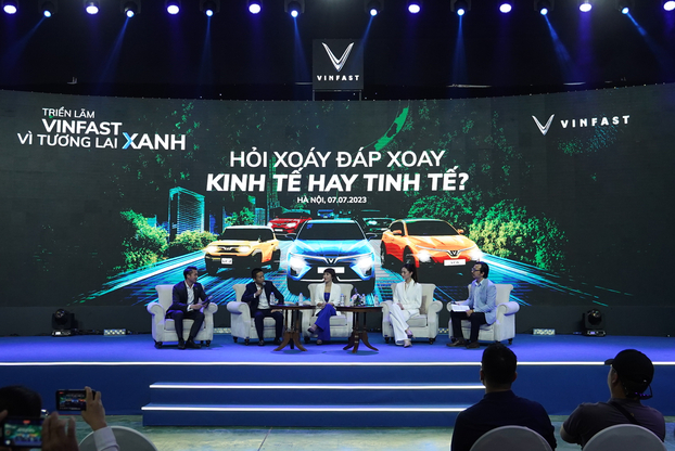 Talkshow Hỏi xoáy đáp xoay “Kinh tế hay Tinh tế?” tại Triển lãm “VinFast - Vì tương lai xanh” tại Hà Nội.