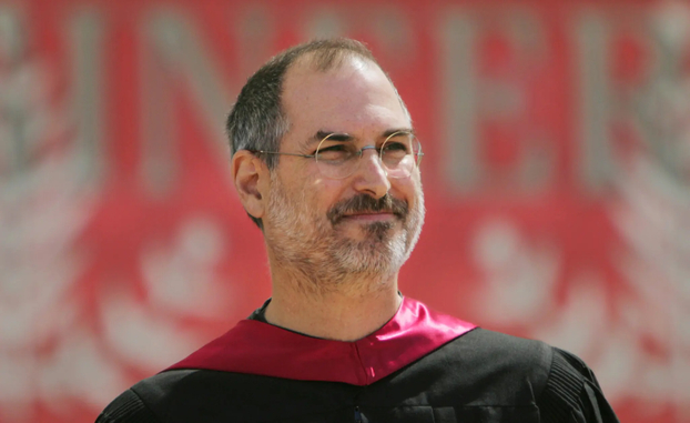 Steve Jobs phát biểu tại lễ tốt nghiệp Đại học Stanford năm 2005.