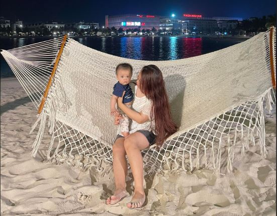 Vui chơi trên biển cát ngay dưới... chân nhà.