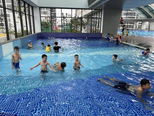 Những bể bơi trong veo, ngập tràn ánh sáng, các con tha hồ bơi lội 4 mùa.