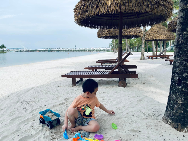 Bạn nhỏ nhà tôi tha hồ chơi trên bờ biển mỗi ngày.