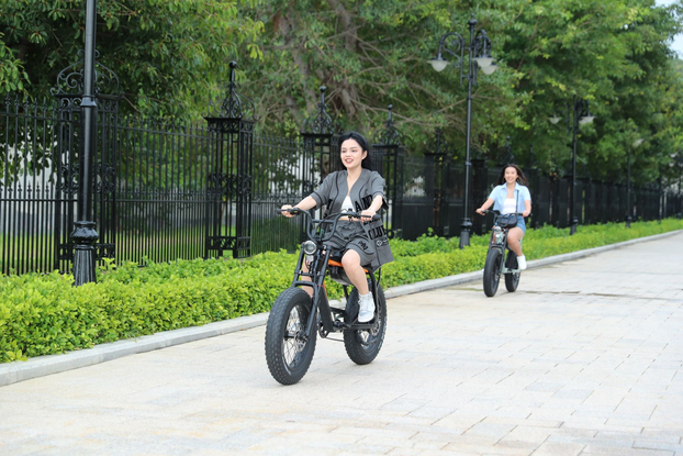 Những khách tham quan triển lãm đầu tiên lái thử xe đạp điện VinFast.