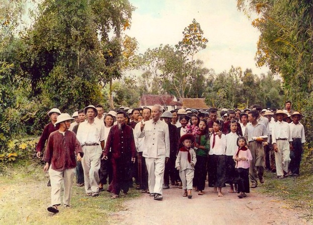 Bác Hồ về thăm quê hương xã Kim Liên, huyện Nam Đàn, tỉnh Nghệ An năm 1957. Ảnh: Tư liệu