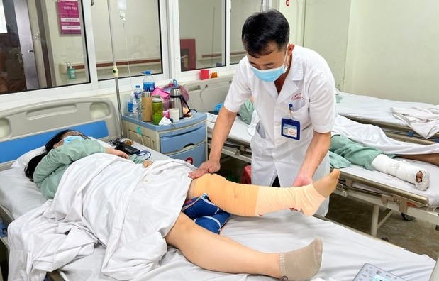 BSCKII Kiều Quốc Hiền – Khoa Phẫu thuật Chấn thương Chỉnh hình, Bệnh viện E kiểm tra tình trạng bệnh nhân.