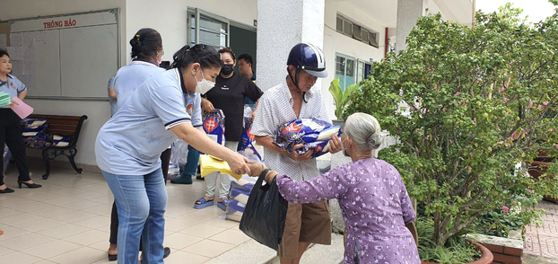 Hoạt động trao tặng gạo cho các hộ gia đình nghèo nhân dịp khai trương WinMart+ Rural tại huyện Hóc Môn