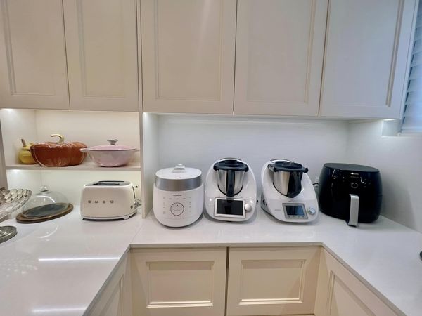Từ trái qua phải: máy nướng bánh mì, nồi cơm điện, robot nấu ăn, nồi chiên không dầu.