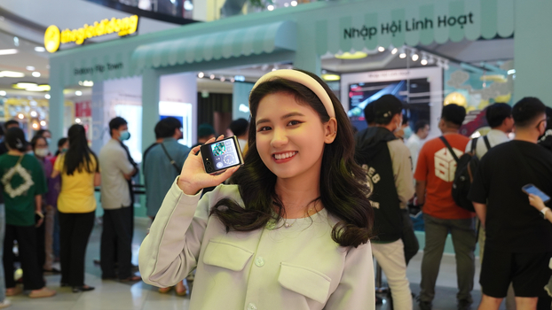 Niềm vui của khách hàng khi sở hữu sớm sản phẩm Samsung Galaxy Z Fold5/Z Flip5