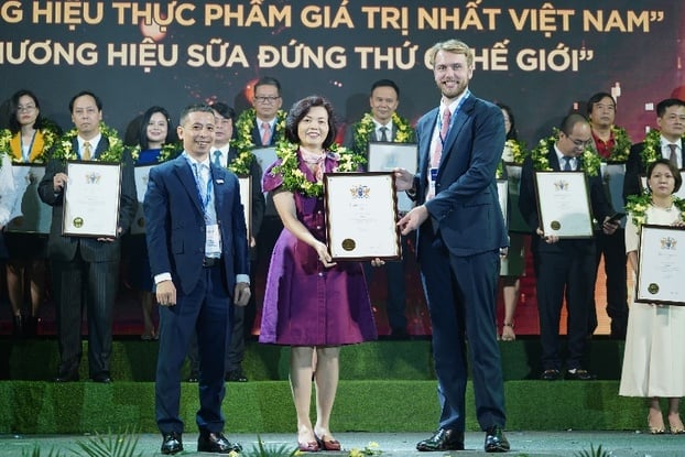 Bà Bùi Thị Hương, Giám đốc Điều hành Vinamilk đón nhận các chứng nhận từ Brand Finance - Ảnh: Mibrand