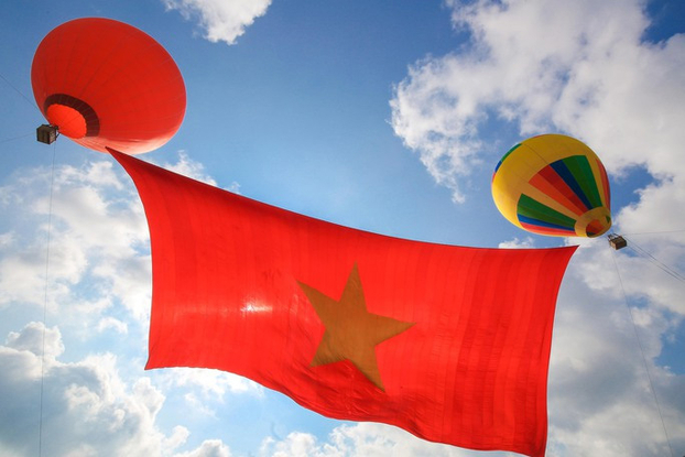 Màn trình diễn khinh khí cầu kéo lá quốc kỳ ở TP.HCM dịp 2/9/2022 (Ảnh: Người Lao Động).