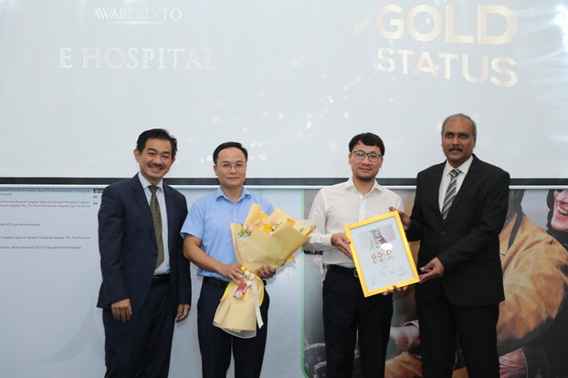 TS Bùi Công Hựu - Giám đốc Bệnh viện E (thứ 2 từ phải sang) nhận giải thưởng Vàng về điều trị đột quỵ.