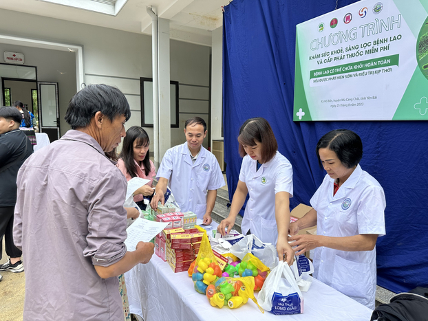 Bệnh viện Phổi Trung ương phối hợp khám sàng lọc lao, tư vấn sức khoẻ và cấp thuốc miễn phí cho người dân xã Hồ Bốn.