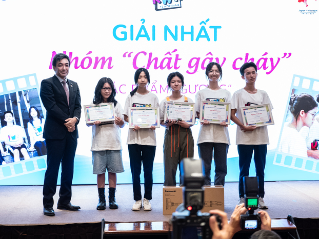 Nhóm _Chất gây cháy_ với bộ phim _Gương_ đạt giải nhất cho nhóm lứa tuổi 13-18