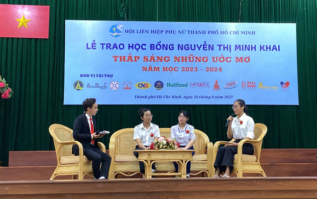 Lê Minh Tú (ngồi ngoài cùng bên phải) chia sẻ tại lễ trao học bổng sáng ngày 26/8
