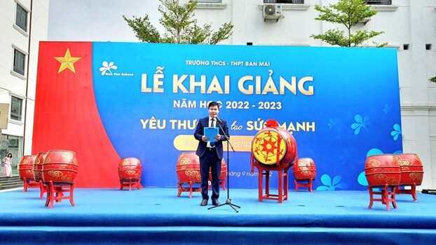 Ảnh: Thầy Nguyễn Khánh Chung, Hiệu trưởng Trường Trung học cơ sở – Trung học phổ thông Ban Mai phát biểu tại buổi lễ khai giảng năm học 2022 - 2023.