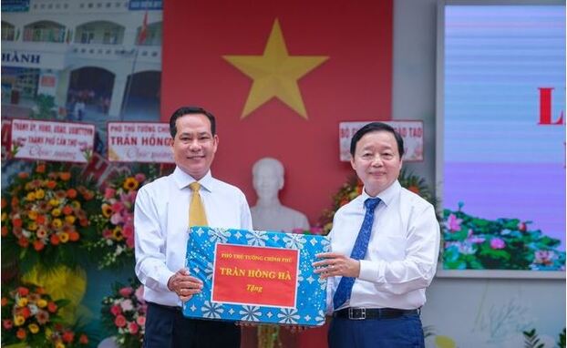 Phó thủ tướng Chính phủ Trần Hồng Hà đã đến dự lễ khai giảng năm học mới tại Trường THCS Đoàn Thị Điểm, Q.Ninh Kiều, TP.Cần Thơ.