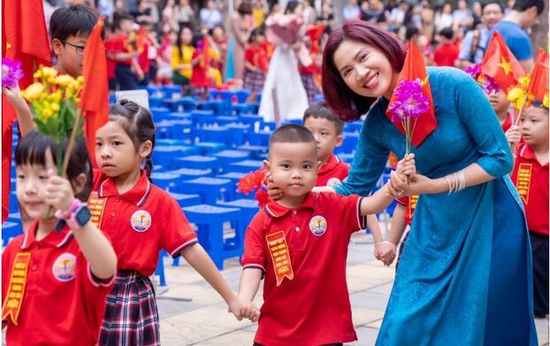 Cô giáo Nguyễn Thị Vân Anh - Bí thư chi bộ, Hiệu trưởng nhà trường đón học sinh lớp Một.