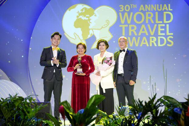 Đại diện lãnh đạo Sun Group nhận giải thưởng tại Lễ trao giải WTA khu vực châu Á - châu Đại Dương3