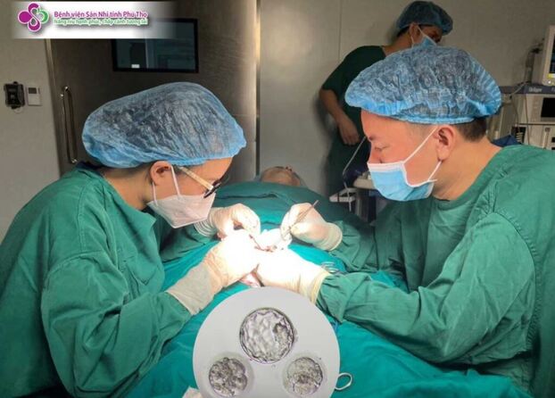 Các bác sĩ thực hiện kỹ thuật Vi phẫu tinh hoàn MICRO TESE.
