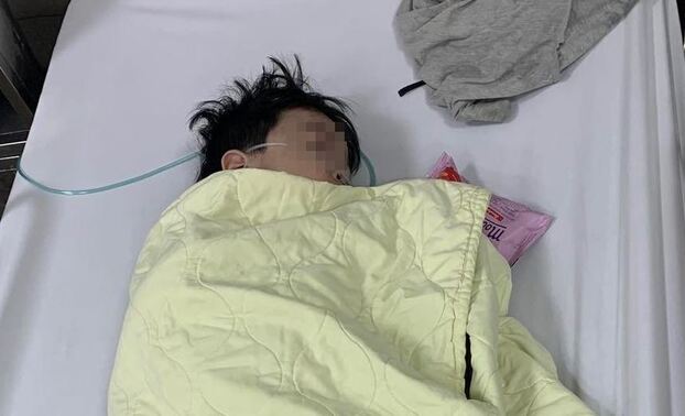 Bé trai 6 tuổi trong vụ cháy ở Hà Nội đã được bố tới chăm sóc.