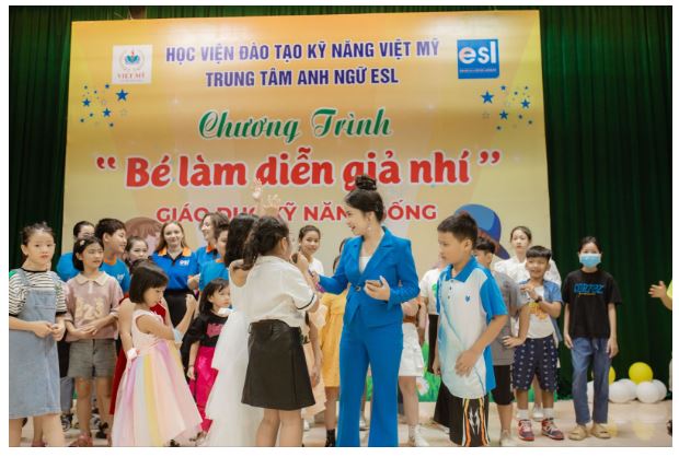 Chị Thanh Hà cùng các em nhỏ trong Chương trình “Bé làm diễn giả nhí”