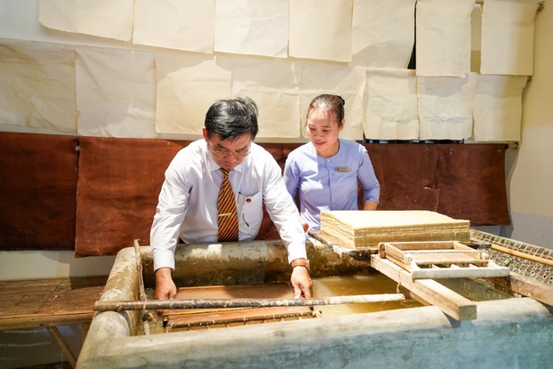 Tái hiện quy trình sản xuất giấy dó tại Nhà giấy dó, phố làng nghề thuộc VinWonders Nam Hội An