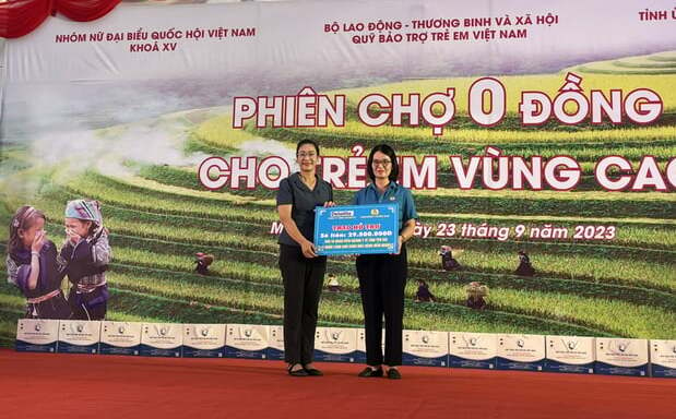 PGS.TS Phạm Thanh Bình - Chủ tịch Công đoàn Y tế Việt Nam trao hỗ trợ cho đồng chí Chủ tịch Công đoàn ngành y tế tỉnh Yên Bái.  