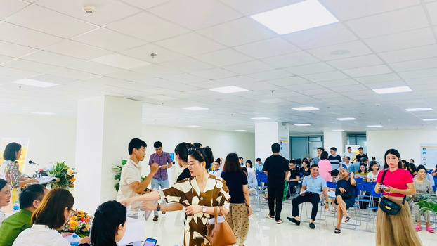 Các cư dân tham gia bỏ phiếu để bầu BQT tòa nhà.