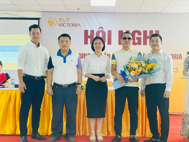BQT tòa nhà T&T Victoria gồm 3 thành viên (đứng giữa) ra mắt toàn thể cư dân.