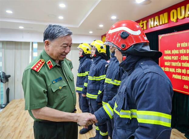 Ảnh: Bộ trưởng Bộ Công an Tô Lâm thăm, làm việc tại Đội CC & CNCH khu vực số 2.