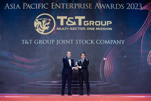 Ông Mai Xuân Sơn, Tổng Giám đốc T&T Group (bên phải) nhận cúp vinh danh Doanh nghiệp xuất sắc Châu Á 2023 cho T&T Group