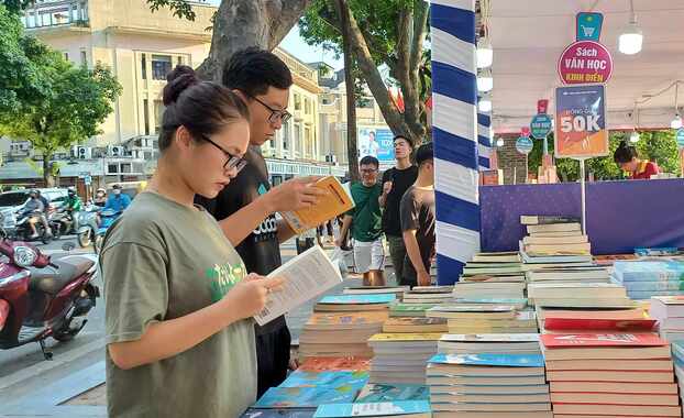 Hội Sách Hà Nội thu hút nhiều bạn trẻ yêu sách đến tham dự dịp cuối tuần
