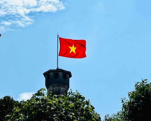 Quốc kỳ tung bay trên đỉnh Cột cờ Hà Nội