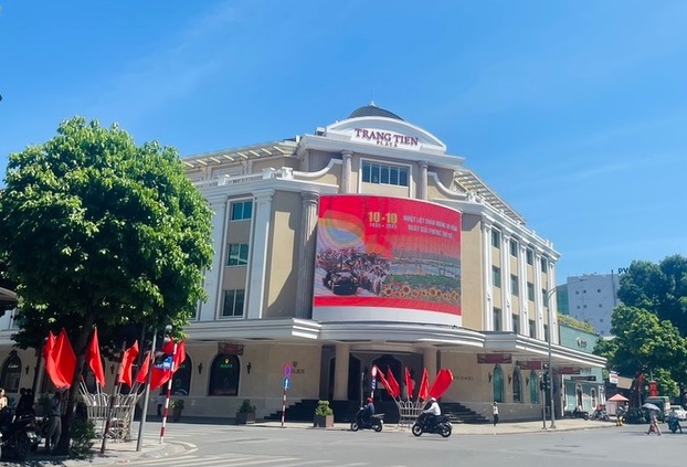 Cờ và màn hình led chiếu hình ảnh chào mừng ngày Giải phóng Thủ đô tại Tràng Tiền Plaza