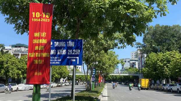 Các tấm băng rôn chào mừng được treo dọc các tuyến phố của Hà Nội