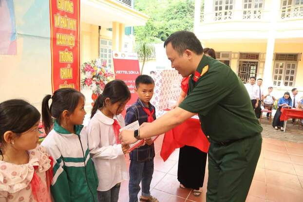 Học bổng Vì em hiếu học mà Viettel Sơn La trao tặng trong năm học 2023-2023 trị giá hơn 2,7 tỷ đồng