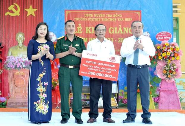 Hình ảnh trao học bổng tại huyện Trà Bồng, tỉnh Quảng Ngãi
