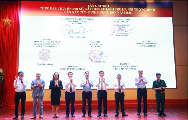 Các đại biểu ký kết Biên bản ghi nhớ thúc đẩy chuyển đổi số, xây dựng thành phố Hà Nội thông minh đến năm 2025, định hướng đến năm 2030.