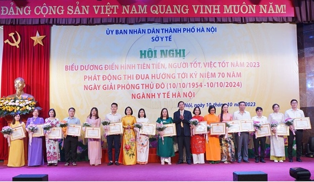 Các cán bộ y tế đạt danh hiệu người tốt, việc tốt được biểu dương, khen thưởng