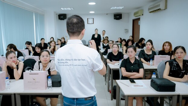 Câu nói dí dỏm được chuyên gia phun xăm diện tướng Lê Huỳnh Anh Vy in trên áo