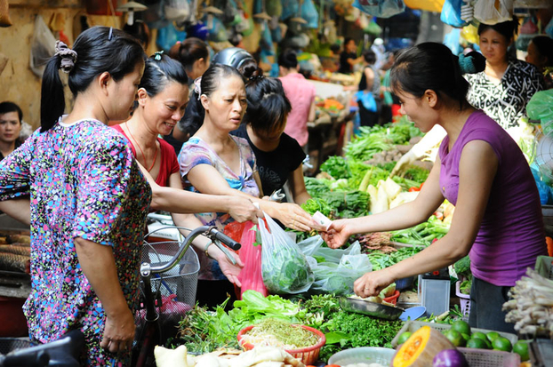 Nữ tiểu thương chợ Thái Hà vui vẻ với phương châm Vui lòng khách đến, vừa lòng khách đi.