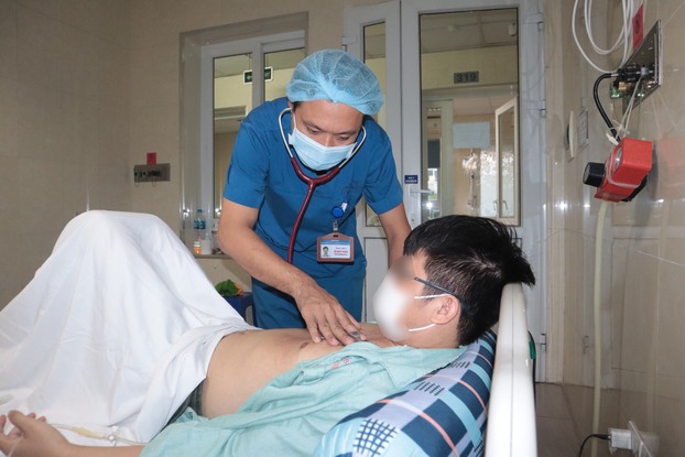 Thạc sĩ, bác sĩ Phong đang điều trị cho bệnh nhân.