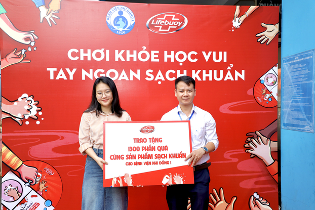 Đại diện nhãn hàng Lifebuoy trao tặng phần quà sạch khuẩn