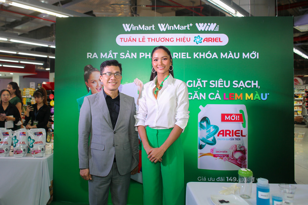 Đại diện WinCommerce cùng đại sứ thương hiệu Ariel Hoa hậu Hoàn vũ Việt Nam 2017 H’Hen Niê