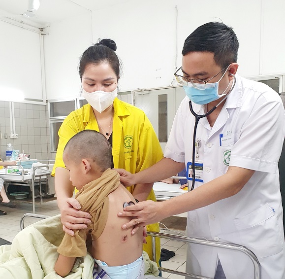 Bác sĩ Nguyễn Hữu Hiếu kiểm tra tình trạng sức khỏe của bệnh nhi sau 2 tuần điều trị